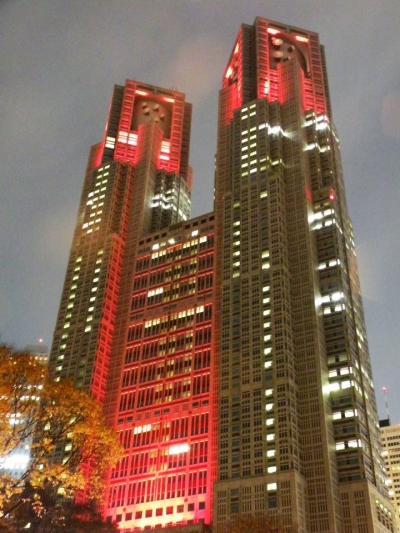 東京都廳特別的美麗紅色點燈